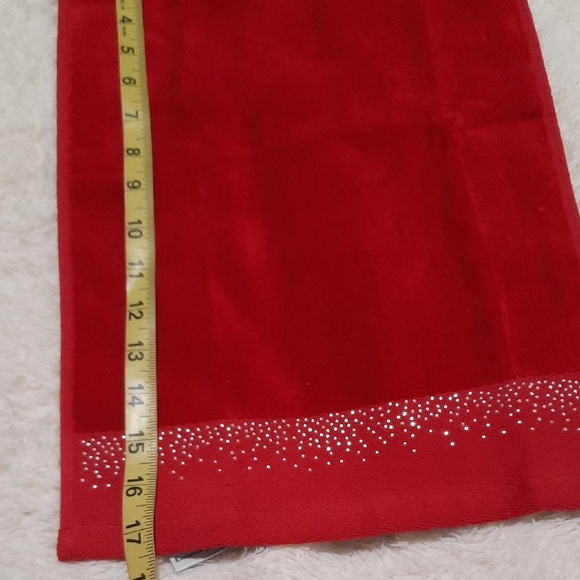 Elegant Red and White Bath Towels - Picture 12 of 13